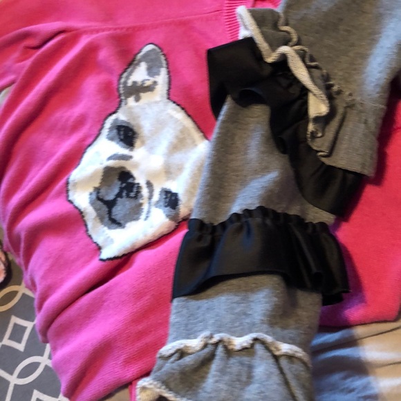 A sweatshirt - Picture 2 of 3